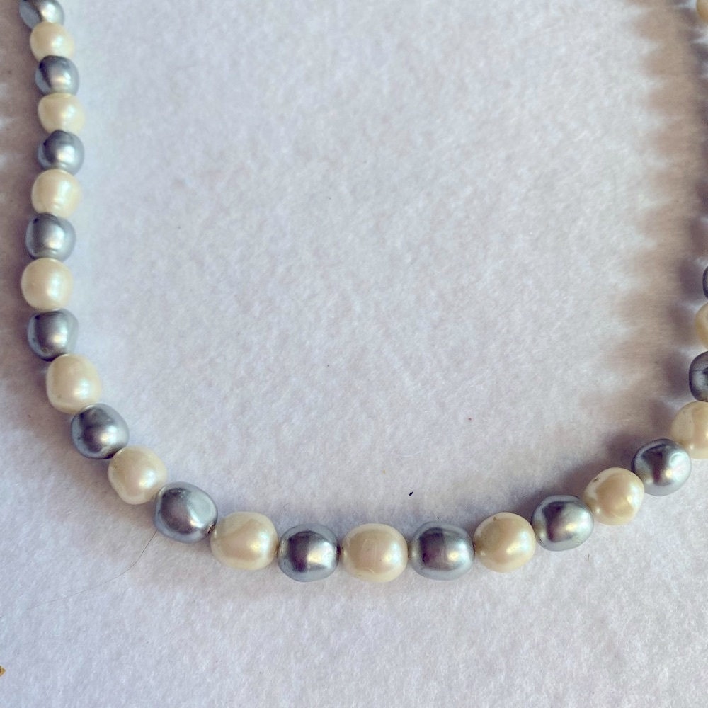 Marvella Pearl Beaded Necklace 24” Gray Off White Vintage Branded Dressy Office - Picture 4 of 7